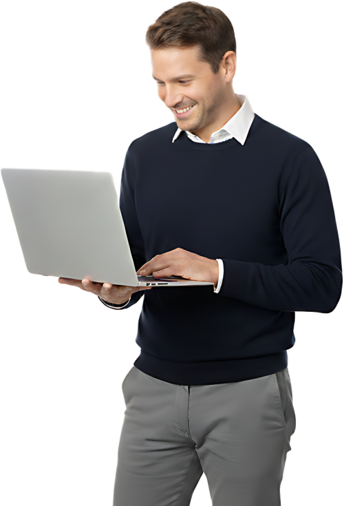 Uomo sorridente, vestito con maglione blu e camicia bianca, lavora su un laptop tenuto tra le mani